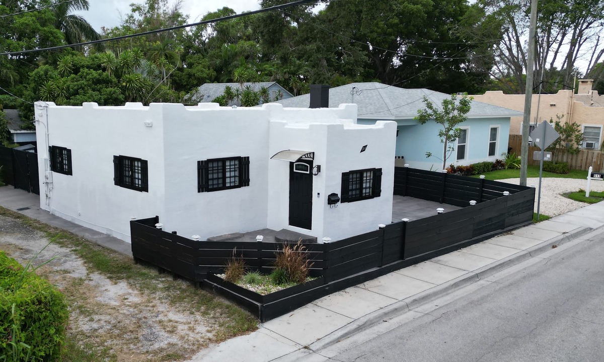 Lake Worth House | Historic 2-bed house, WiFi, pool table/ping pong, hot tub, 3TVs, 3 min to beach