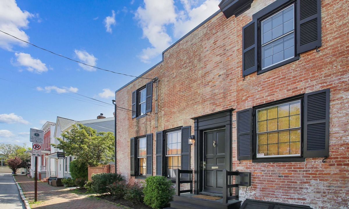 Historic District House | Historic 3 Bedroom Downtown Annapolis Townhome