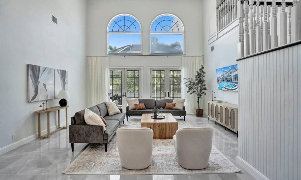Hollywood Lakes Villa | Historic Hollywood Mansion 5 Minutes to the Beach 6BR 5-Bath