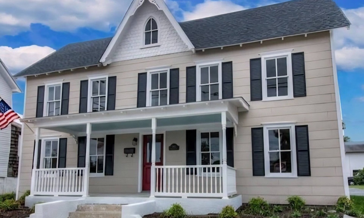 Milton House | Historic home in downtown Milton w/hot tub. Quick drive to the Delaware beaches!