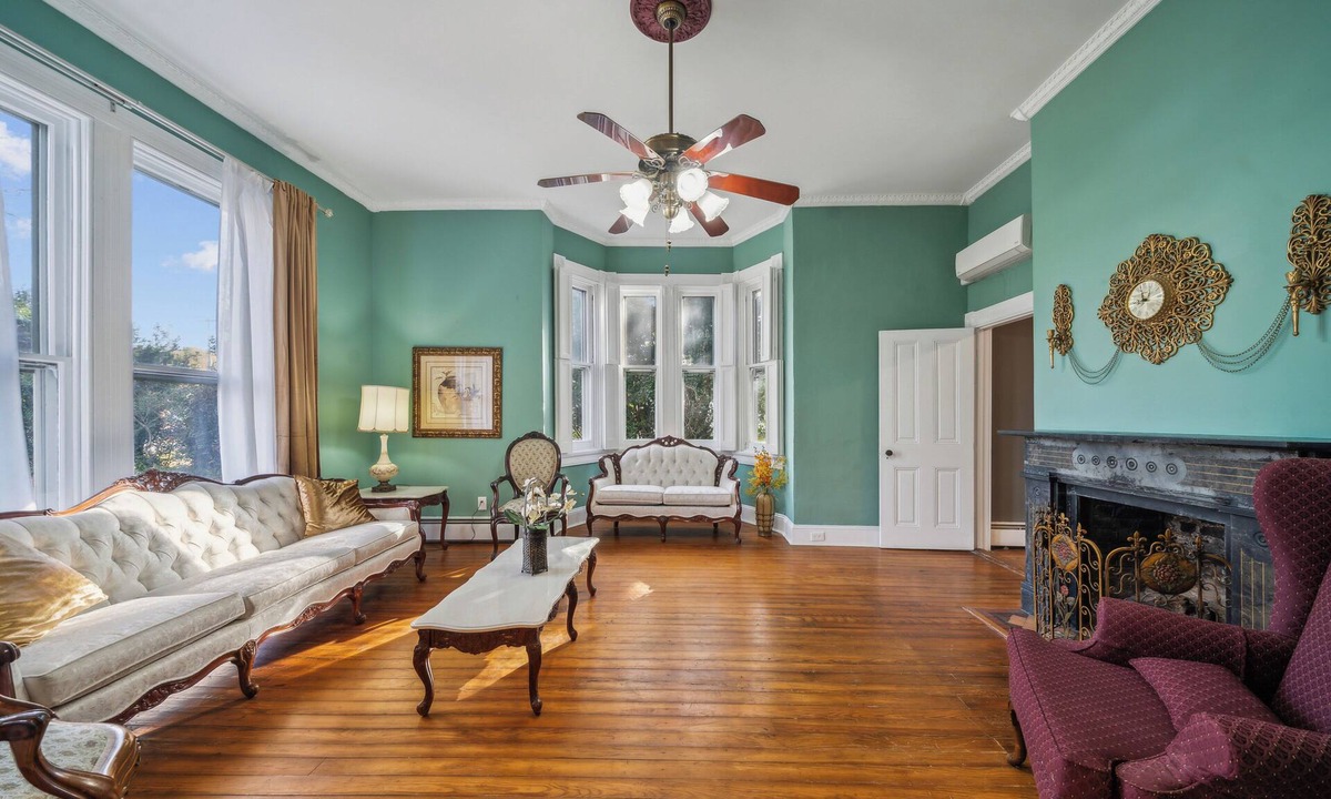 Onancock House | Historic Victorian Home–3 King Bedrooms w/55"4KTVs, Full Kitchen, Screened .