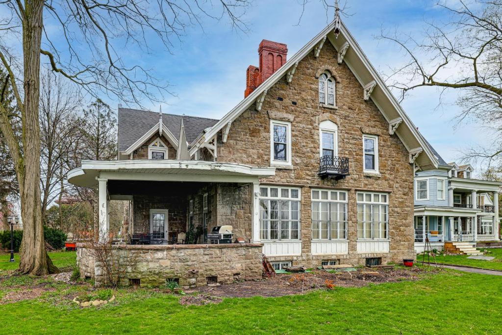 Downtown Niagara Falls House | Historic Victorian Cottage, 1 Mi to Niagara Falls