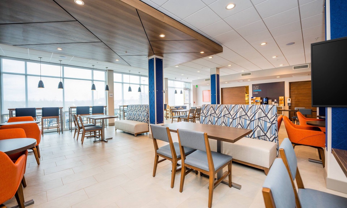 Charlottesville Hotel | Holiday Inn Express & Suites Charlottesville by IHG