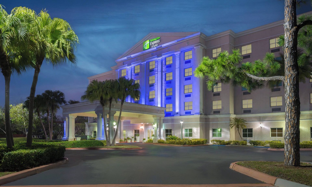 Three Lakes Hotel | Holiday Inn Express & Suites Kendall by IHG