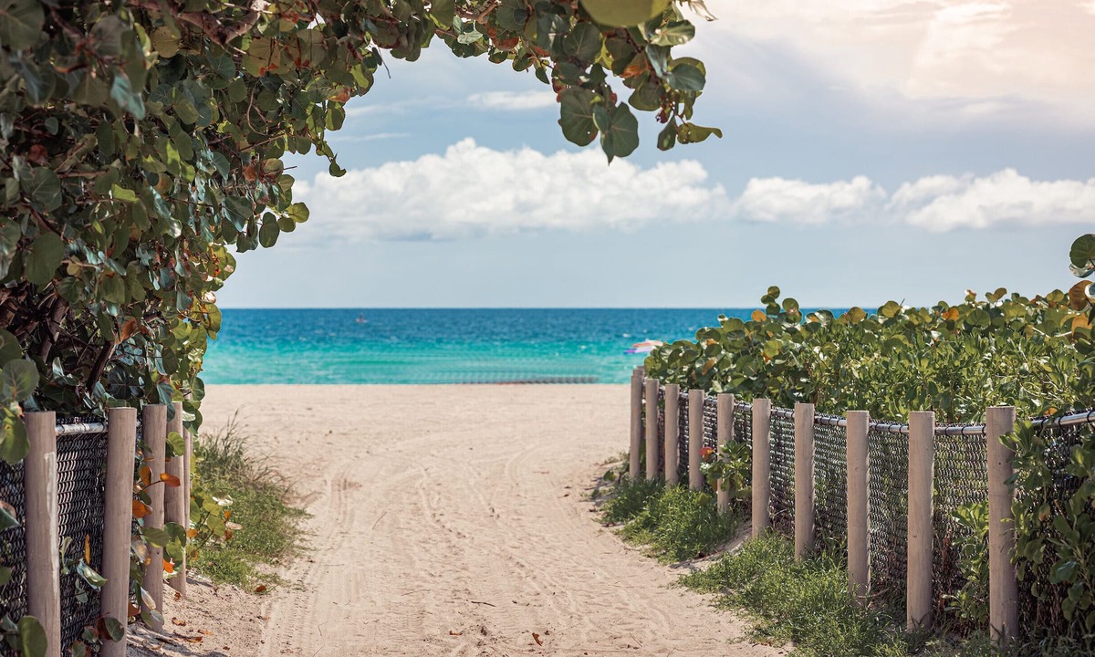 Hollywood South Central Beach House | Hollywood Beach Getaway – Walk to Broadwalk, Dining & Nightlife in 7 Minute Walk