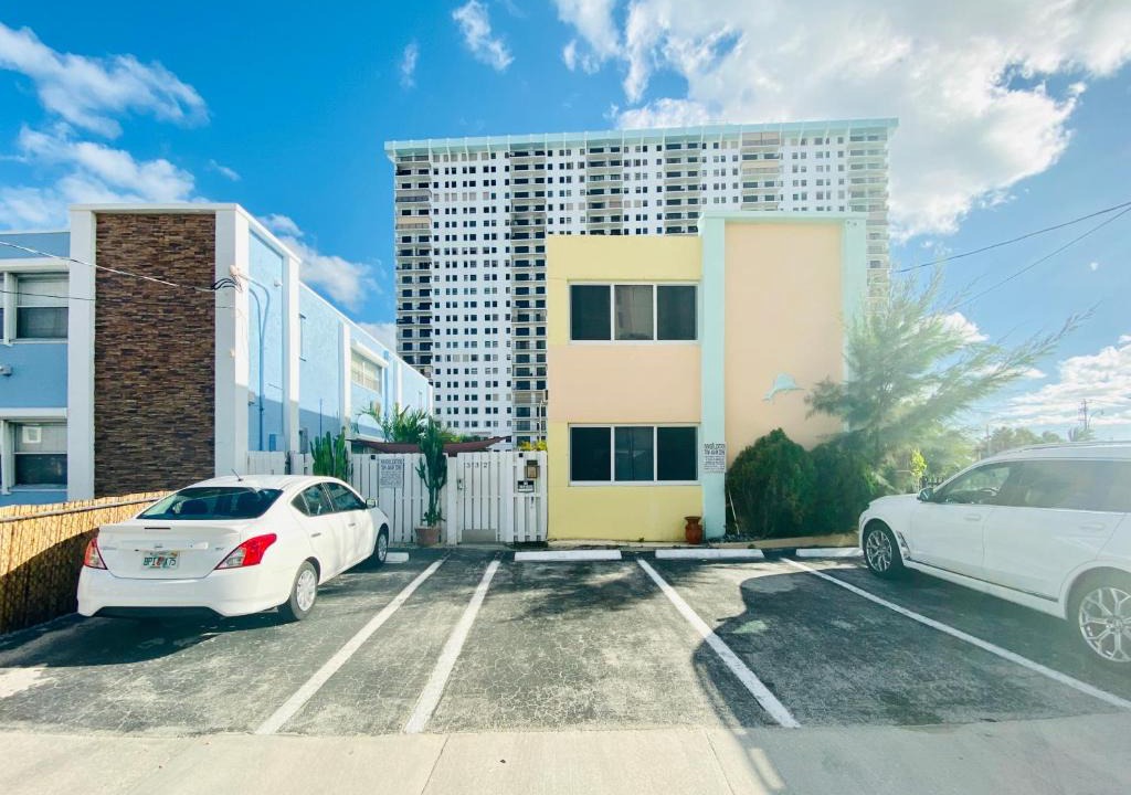 Hollywood South Central Beach Apartment | Hollywood Beachfront House