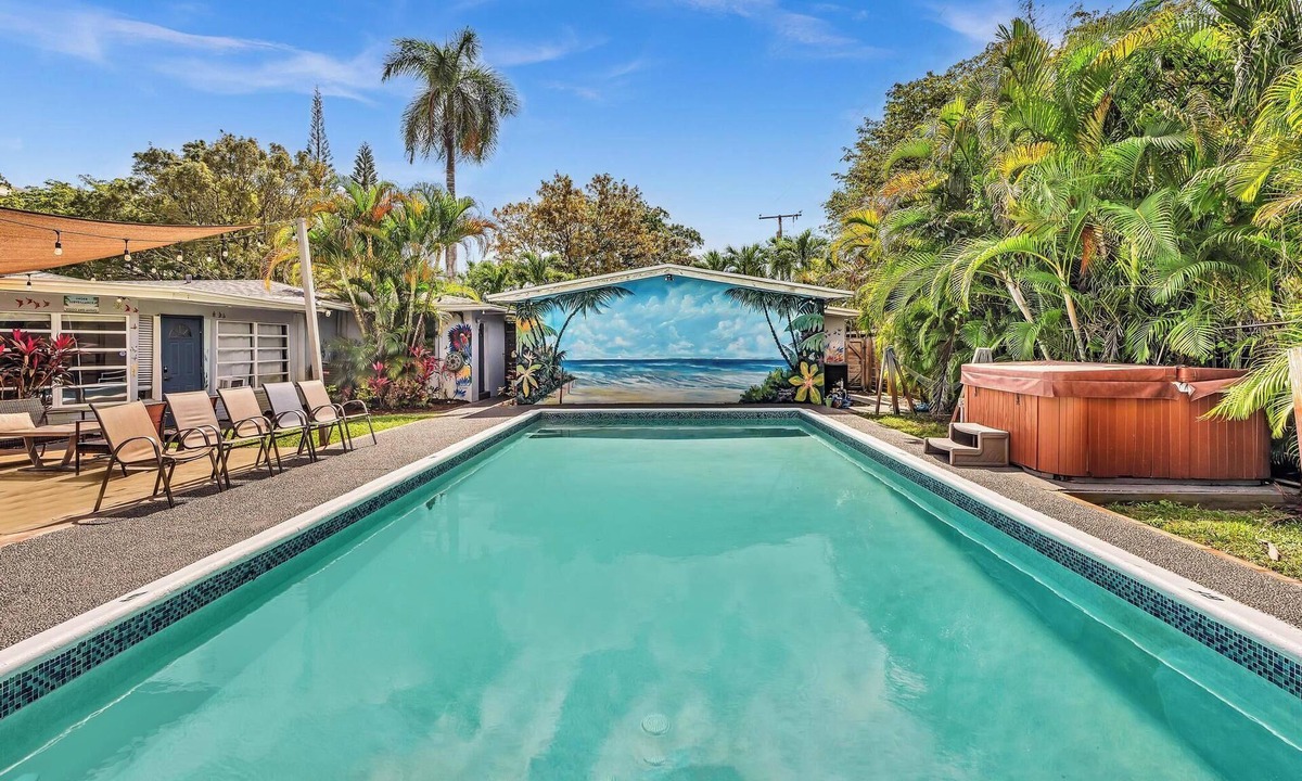 Parkside House | HOLLYWOOD CASTLE PALACE.7 BEDROOM 4 BATH POOL HOME .hot tub Close to beaches.