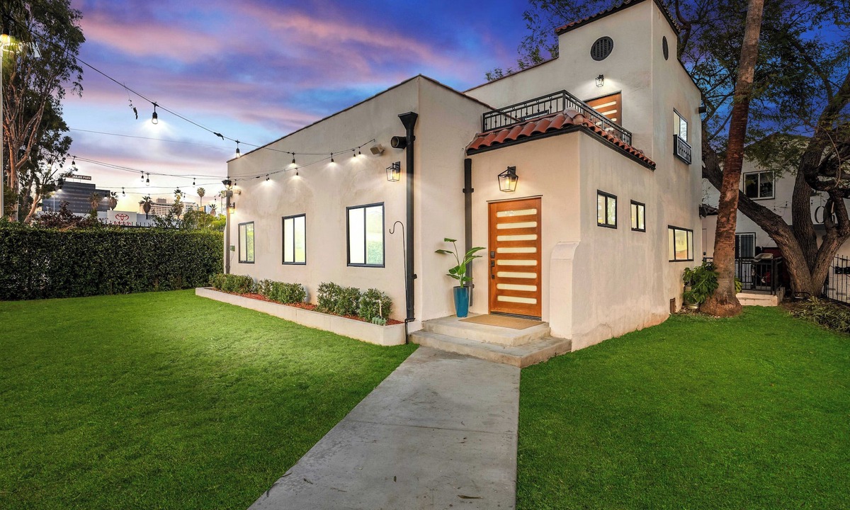 Hollywood House | Hollywood Hideaway - Central to Famous Hot Spots with WiFi, AC