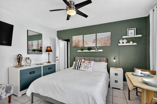 Royal Poinciana Apartment | Hollywood Studio