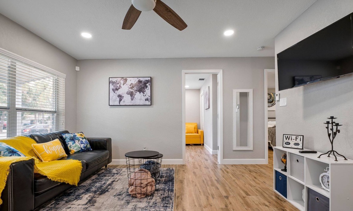 North Andrews Gardens House | *Home away from home 2BD 1Bath mins to the BEACH!