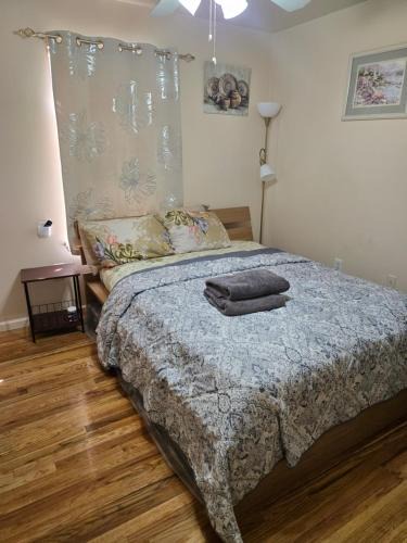 Lower Vailsburg House | Honey queen room 5