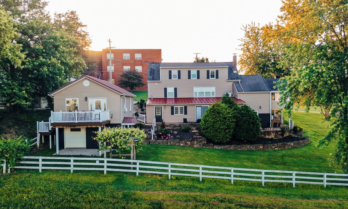Walnut Creek Apartment | Horizon Haven | Family Getaway in Amish Country w/Big Views + 3 min walk to food & shops