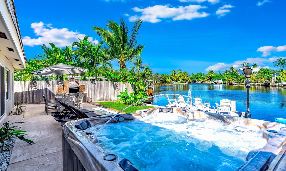 Wilton Manors House | Hot Tub & Kayak! Waterfront + 1 Mile To Beach!