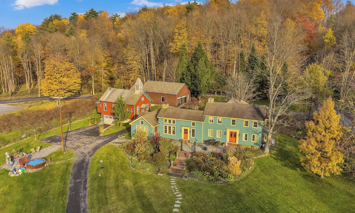 Franklin Springs House | Hot Tub & Large Yard: Elegant Deansboro Getaway