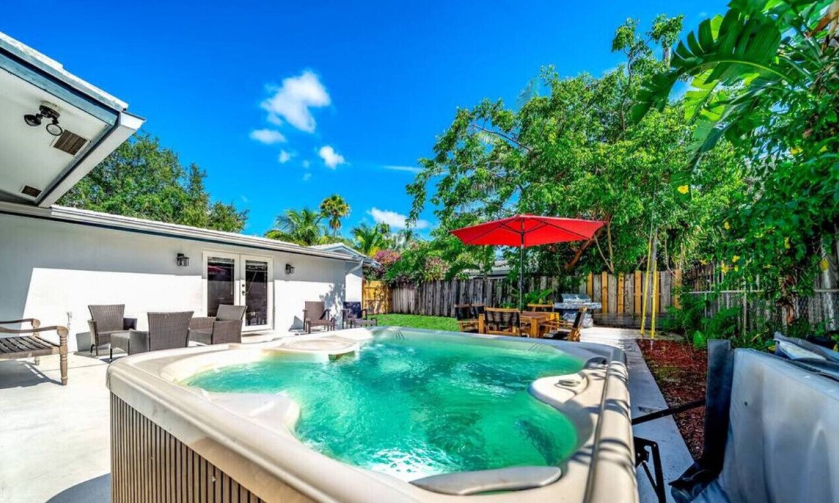 Coral Ridge Isles House | Hot Tub! Luxury Modern Gem Home! 1 Mile To Beach!