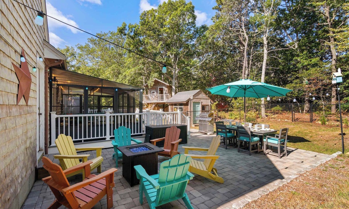 East Harwich House | Hot Tub, Sauna, Ping Pong Table, Treehouse and Fire Pit!