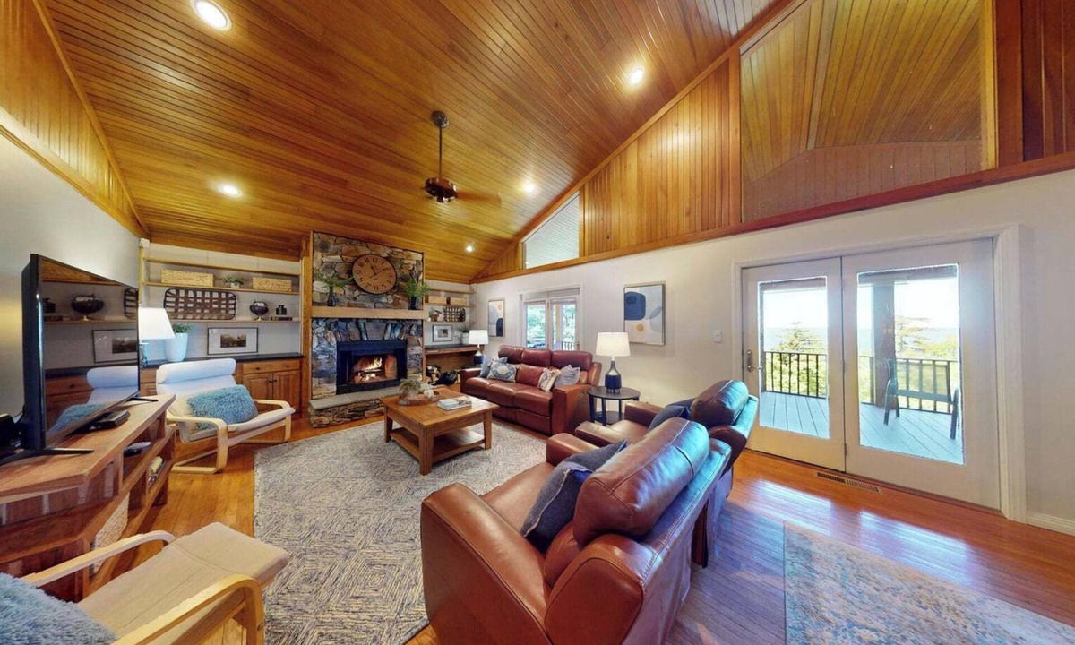 Edray Ski Chalet | Hot Tub Walk to Slopes 2 King Suites Mountain Views