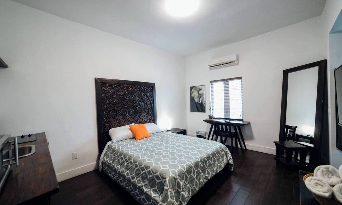 Northeast Miami Hotel | Hotel Room 1 block from the Ocean