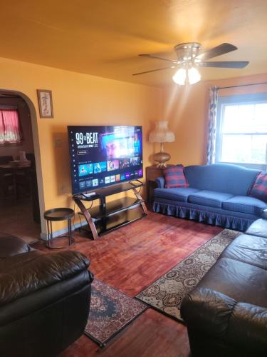 Aliquippa House | House can sleep 6 or more people