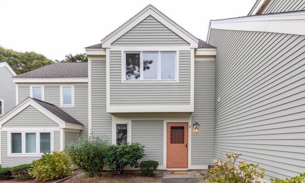 Brewster Condo | Howland Village property on the golf course side of Ocean Edge in Brewster with pool access.