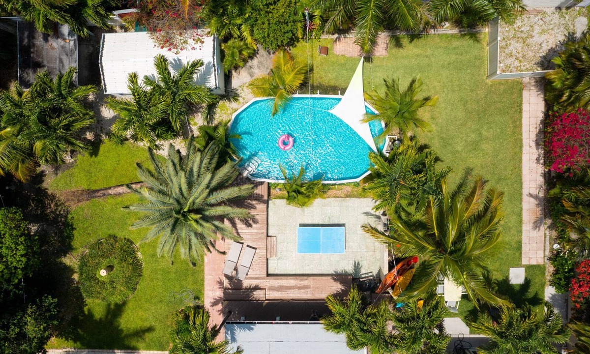 Hollywood Lakes House | HUGE Beach House! Water view, pool, games, bbqgrill, kayaks & more!