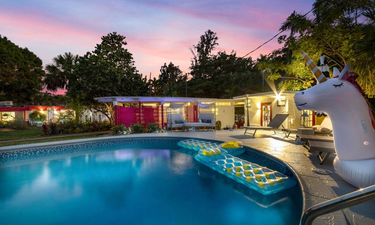 Wilton Manors Villa | Huge Lake Compound / 7BR Private Suites,Fireplace