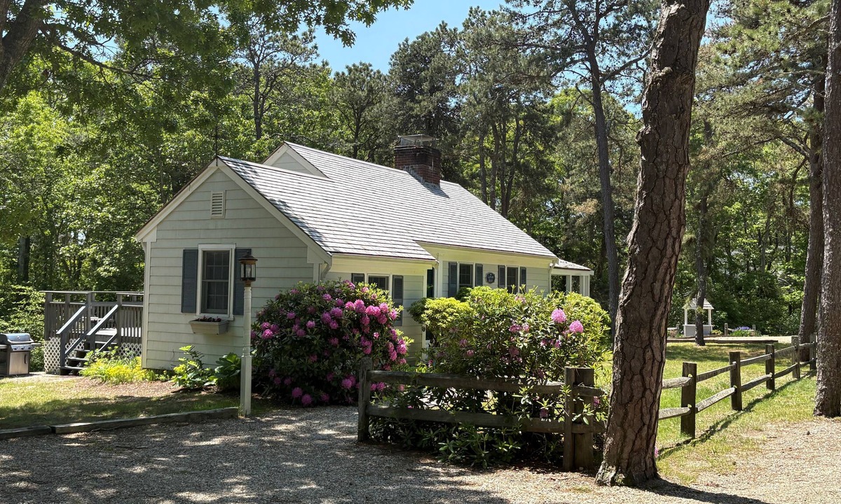 Hyannis Port Cottage | HyannisPort 2BR Cottage w/King, Queen & Twin Beds. Short walk to Ocean Beaches!