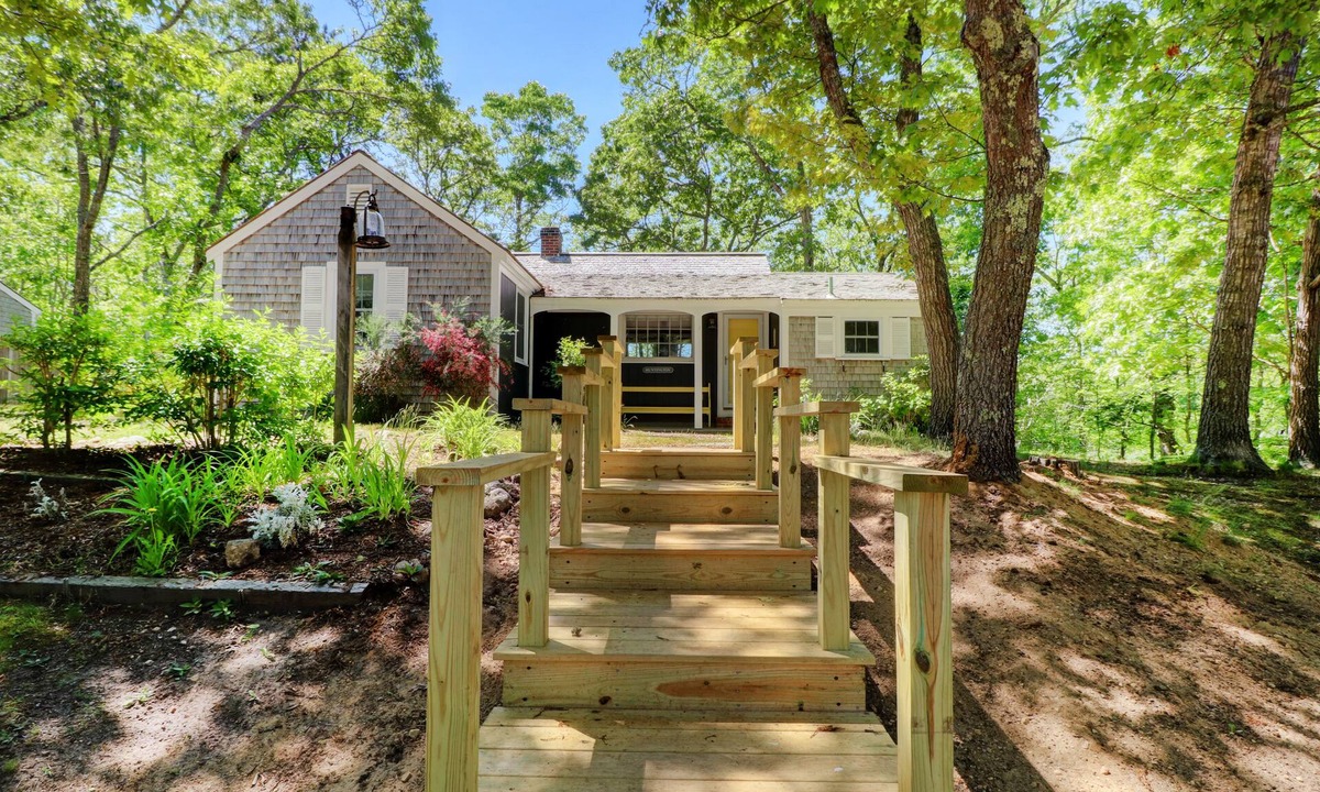Hyannis Port Cottage | HyannisPort Cottage. Short walk to 3 sandy Ocean Beaches! Short walk to town.