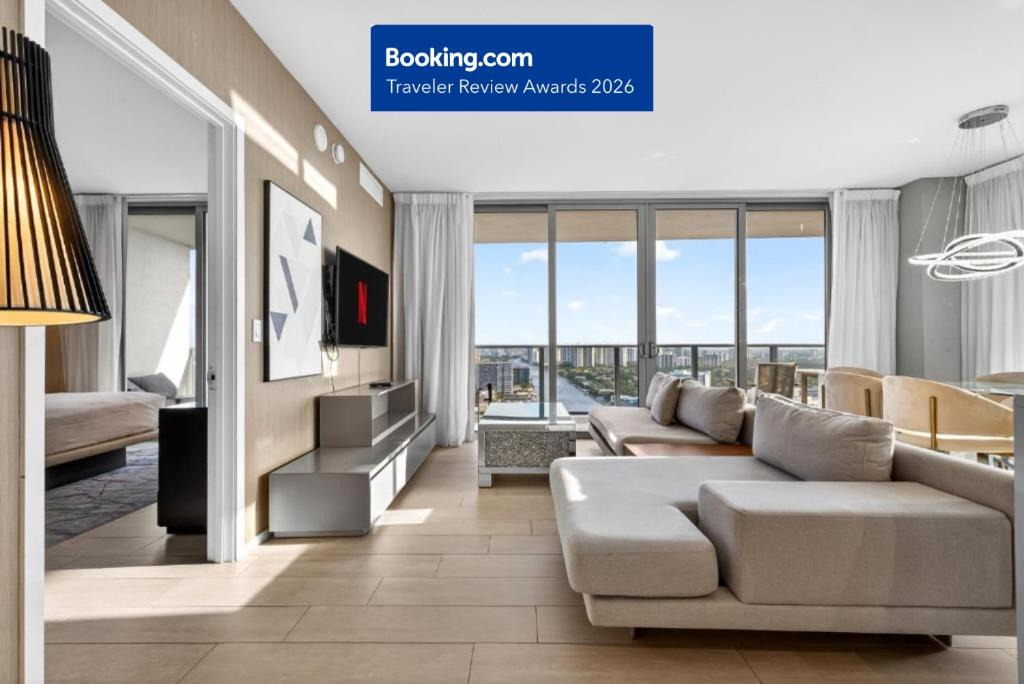 Hollywood South Central Beach Apartment | HYDE BEACH HOUSE THREE-BEDROOM, WATERFRONT, OCEAN AND INTERCOSTAL VIEW, ROOFTOP POOL, 5 MiN WALK TO BEACH, NO RESORT & PARKING FEES, CHECK DETAILS