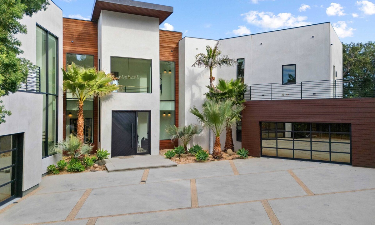 Beverly Hills Villa | Iconic Mulholland Drive Estate Panoramic LA Views, Pool & Total Privacy