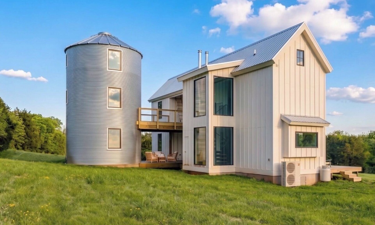 Oakpark House | Iconic Virginia Farmhouse with Furnished Silo and Scottish Highland Cows