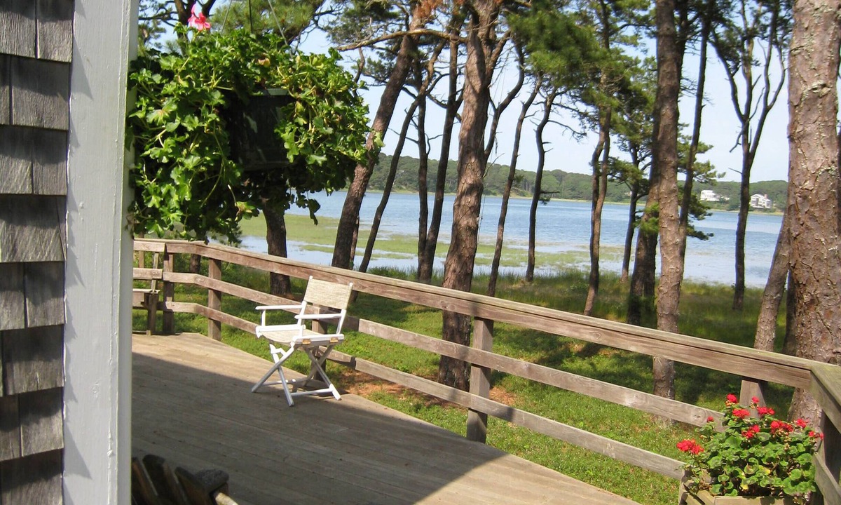 Pleasant Point House | Idyllic Waterfront Home on Drummer Cove in Quiet Pine Grove on Pleasant Point.