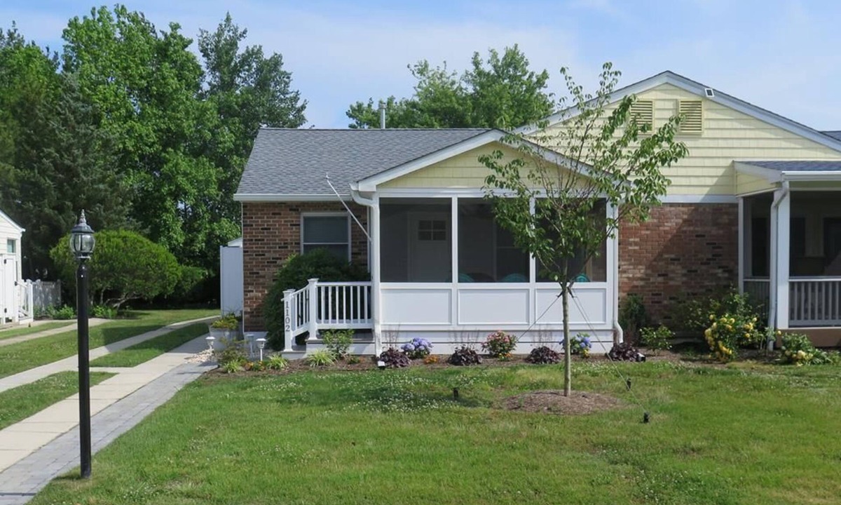 Village Green House | Illinois Ave Renovated three bedroom, two bathroom twin in Village Greene