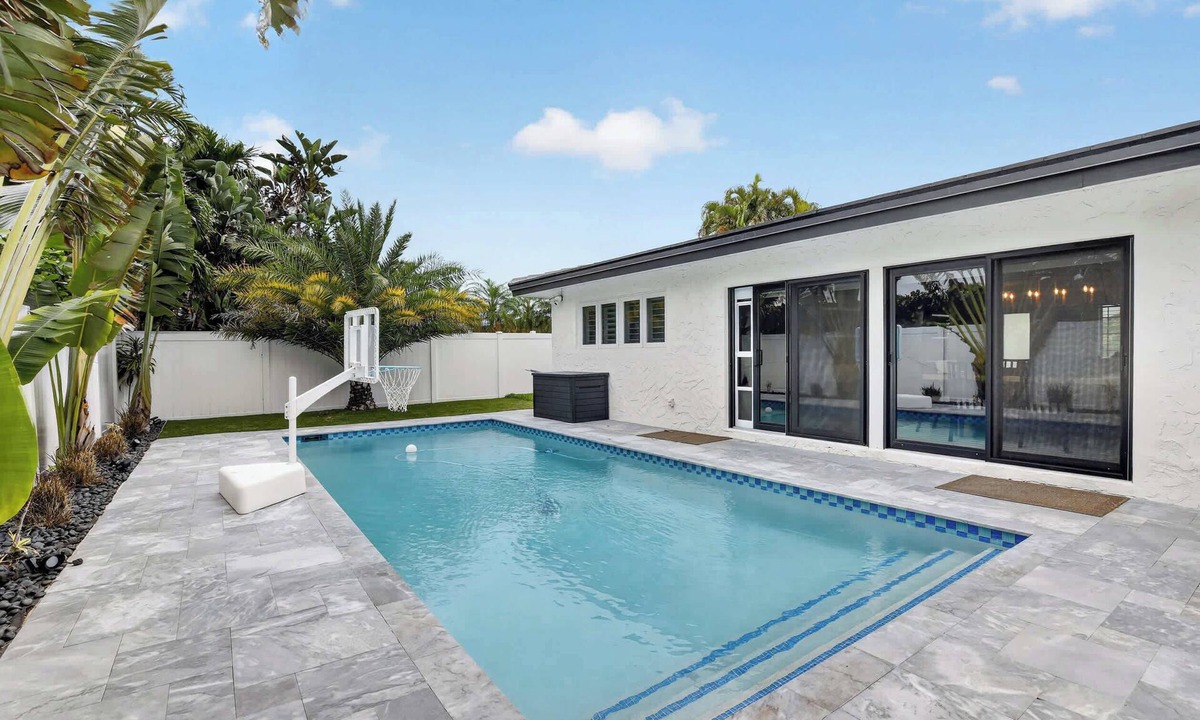 Imperial Point House | Imperial Point Villa with Pool