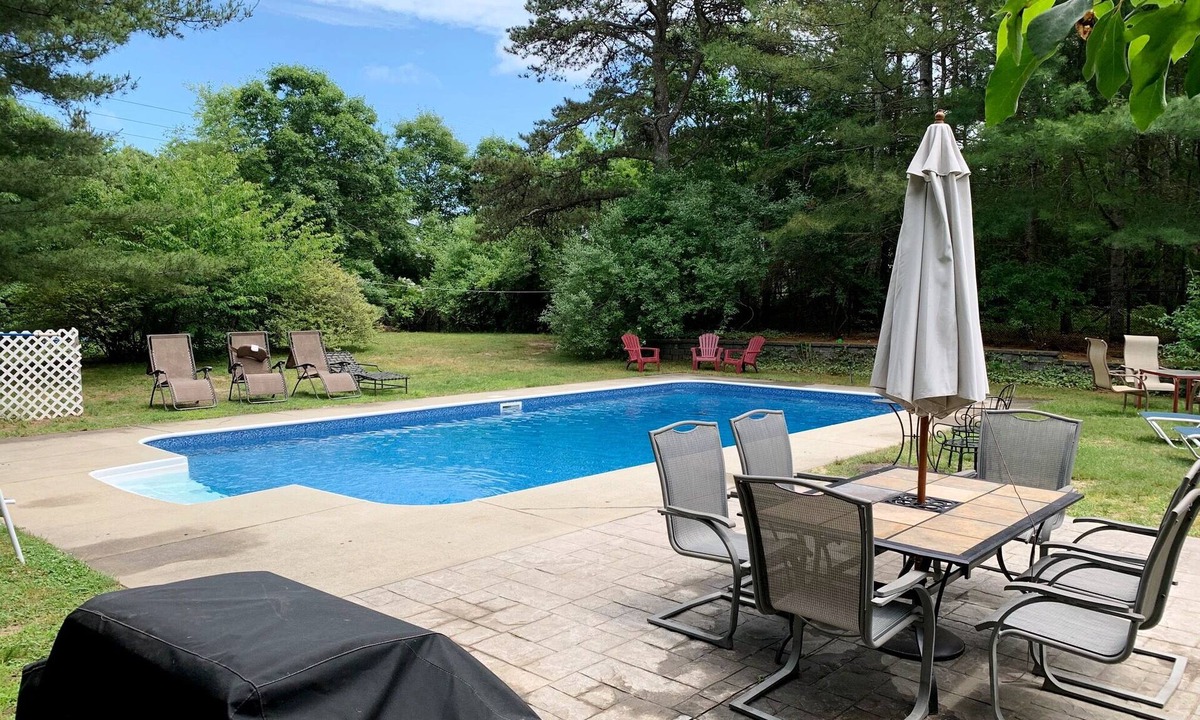 East Falmouth House | In Ground Pool, A/C, 4+BR, 3BA, Wifi, Game Room. Sleeps 10-12, strong wifi