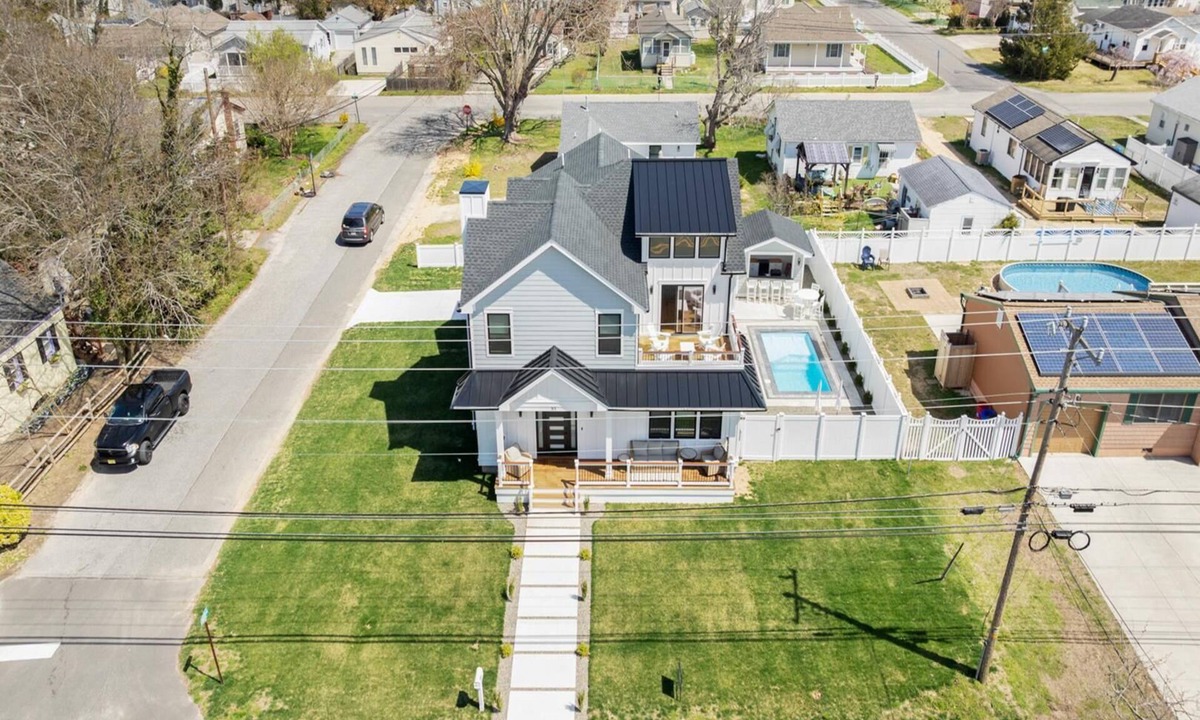 Villas House | In-Ground Pool and Linens Provided! Beautiful New Construction!