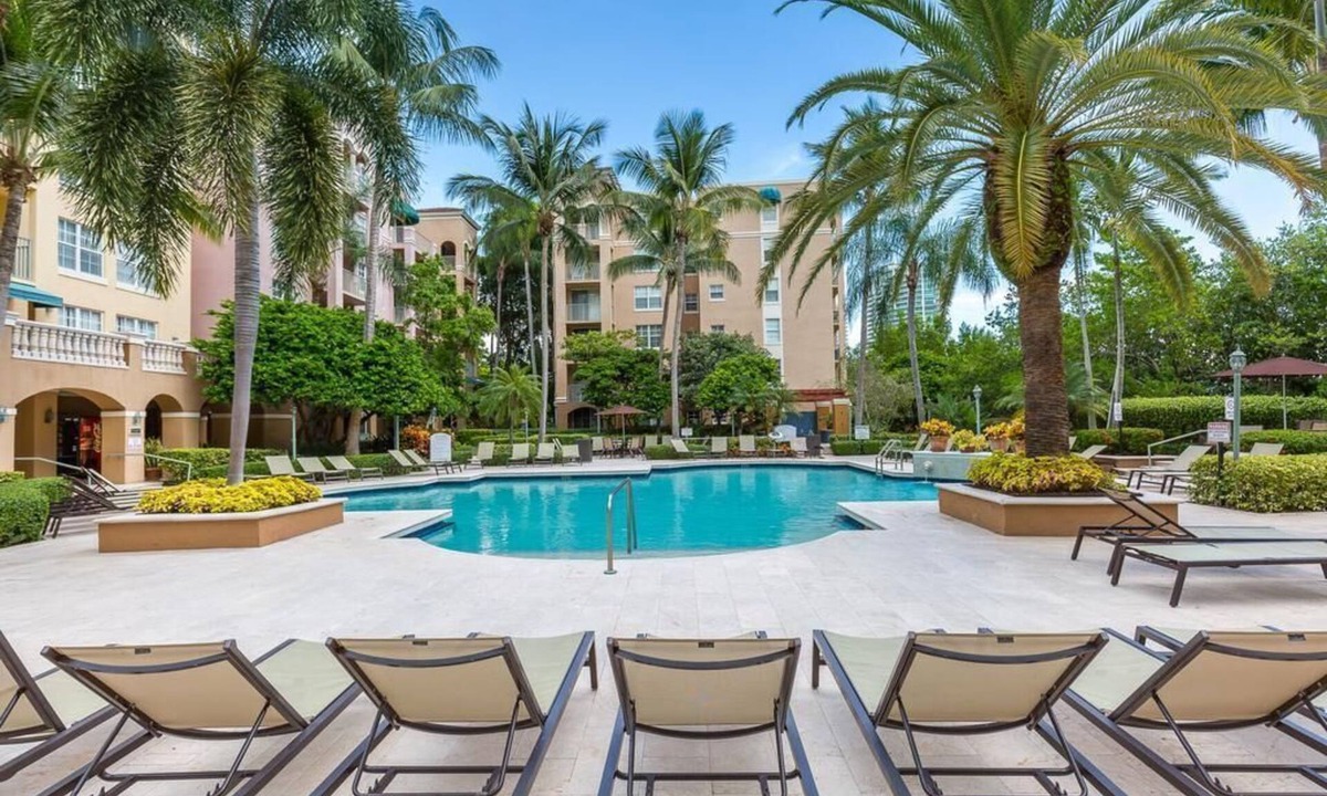 Aventura Apartment | in Yacht Club for 6 guests