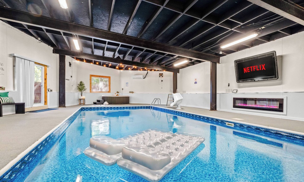 Milan House | Indoor Heated Pool |Game Room|Hot Tub|Sauna Near Sandusky| The Indoor Oasis