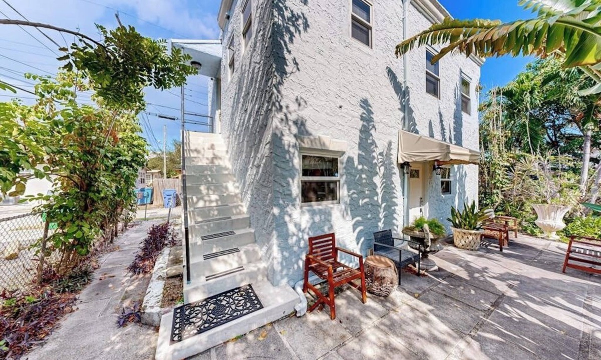 Parkside House | Inviting duplex with enclosed yard, fast WiFi, full kitchen, & W/D