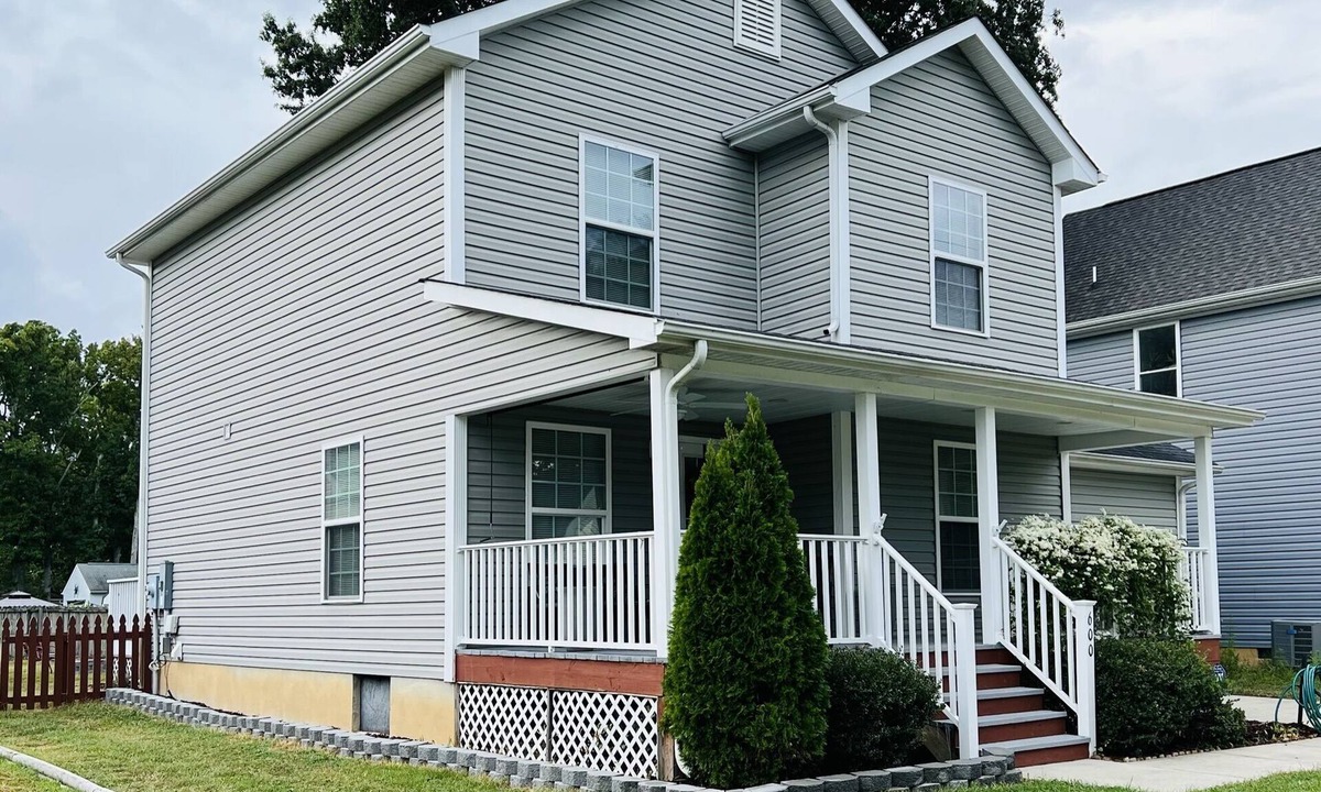 Issue House | It's A Beautiful Day Cottage, Pet Friendly and Walking Distance to the Beach