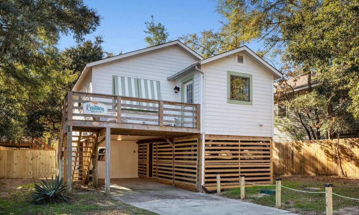 Colington Harbour House | It's Britney Beach! Pet Friendly Bungalow-Hot Tub!