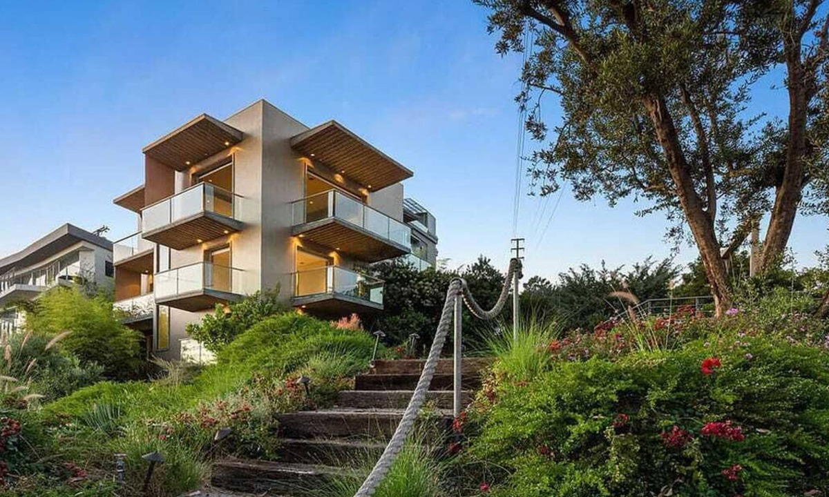 Hollywood Hills West House | Jetliner Views & Modern Elegance Above Sunset