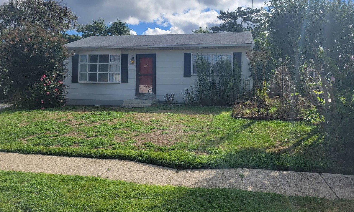 North Cape May House | Just one block to the Delaware Bay beaches this 4 bedroom, 2 bath home will be a great summer weekly vacation getaway.