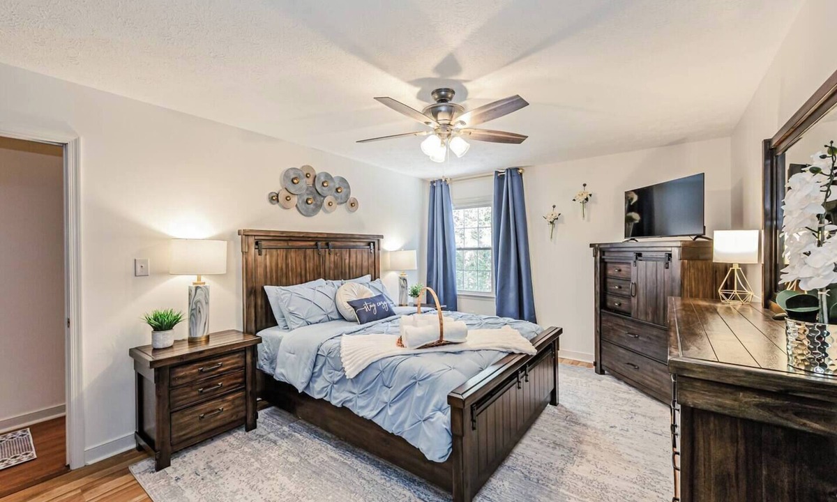 Quinton House | Kelbrook Cottage: Your Chic Woodline Getaway!