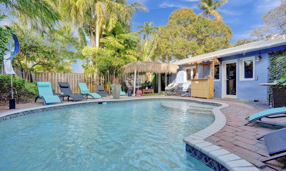 Wilton Manors Cottage | Kiki 5 - Men's Clothing optional Guest House
