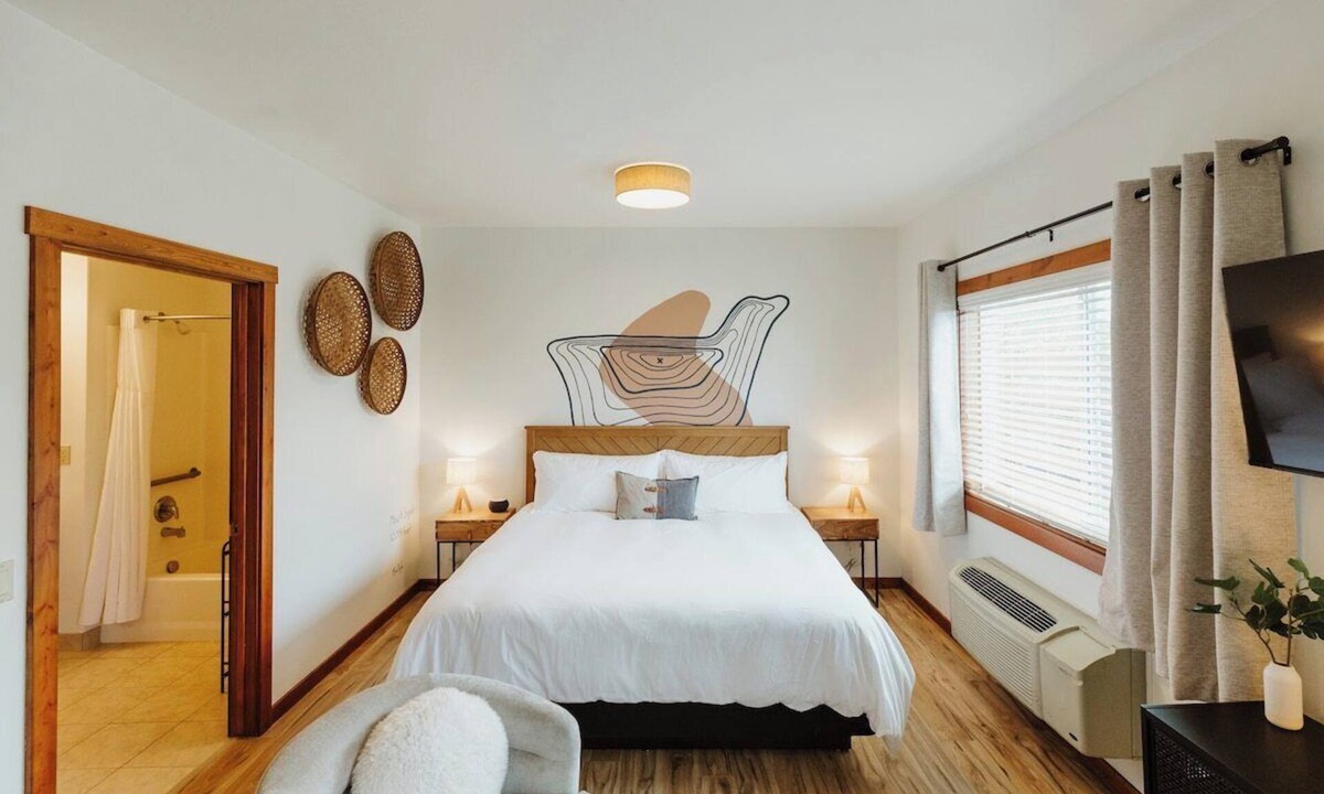 Kalispell Hotel | King Accessible Studio Suite with Full Kitchen and Washer/Dryer in the Heart of Kalispell, MT