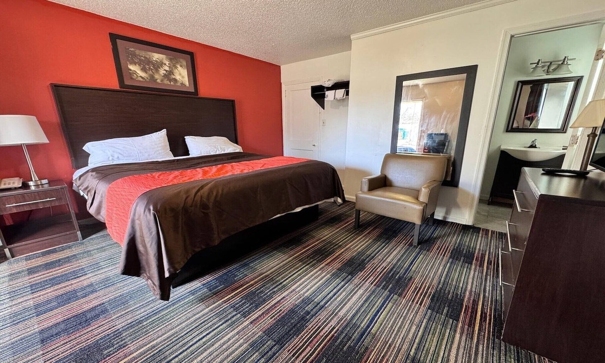 Ashland Apartment | King Bed Non-Smoking