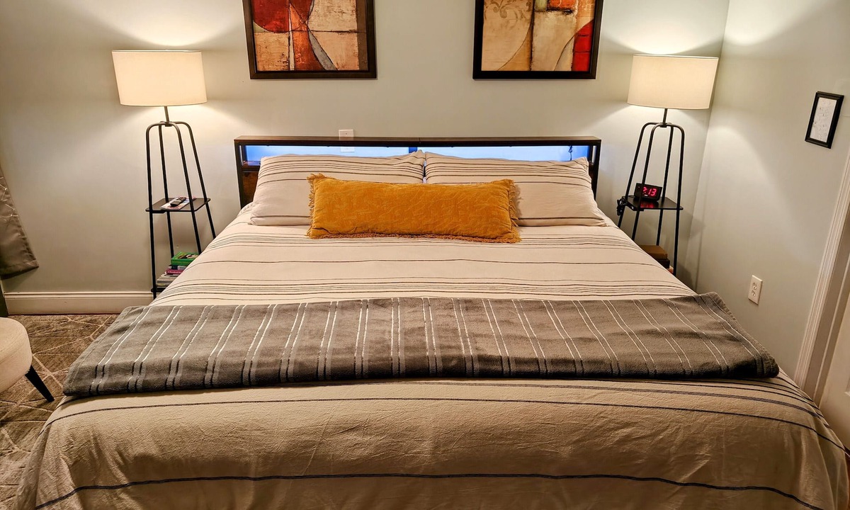 Wilton Manors House | King. Minutes to Wilton Drive. Private entrance and bathroom.
