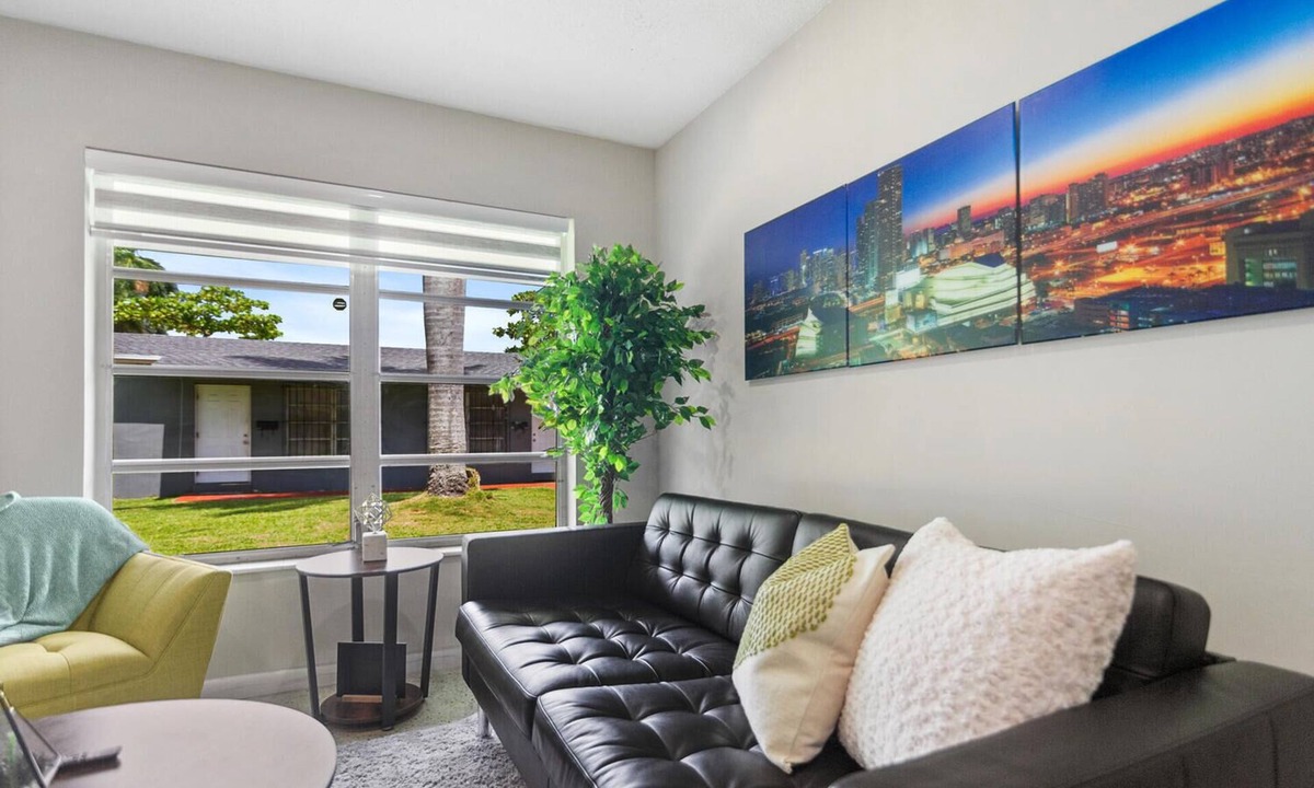 Central Fort Lauderdale House | King /Queen Bed Mins from beach. Perfect get-away!