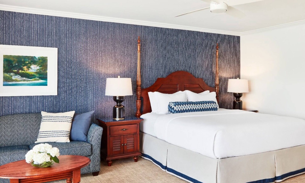 Irvington Hotel | King Room w/Water View | Irvington Farmers Market - 1.8 miles | Seasonal Pool